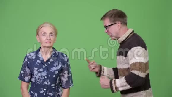 愤怒的孙子和漠不关心的祖母说话耸耸肩视频的预览图