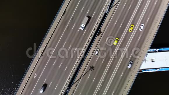 有移动汽车的桥的俯视图在桥下有一艘蓝色白色的大型游轮视频的预览图
