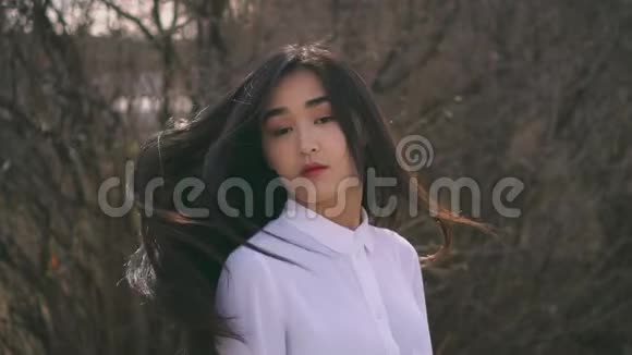 亚洲青少年转向相机在慢莫女性是优雅老练的女孩视频的预览图