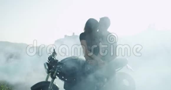 在模糊的想象中一对有魅力的夫妇在摩托车旁超速行驶在浪漫的时光中在视频的预览图
