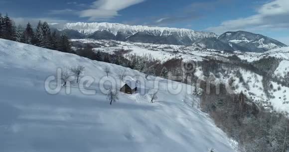 罗马尼亚无人驾驶飞机的喀尔巴阡山4K空中录像视频的预览图