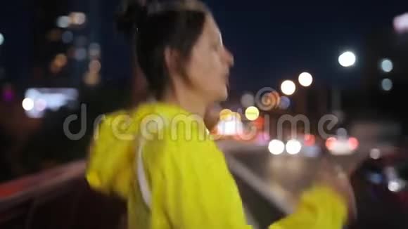 一个运动的女人晚上在城里热身视频的预览图