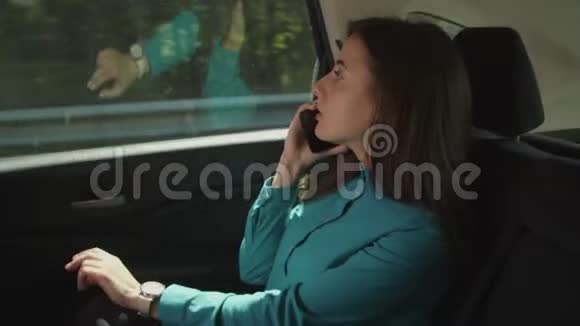 忙碌的女企业家开车上班视频的预览图