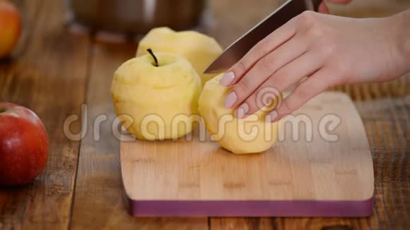 一个手漂亮的女人用刀切苹果视频的预览图