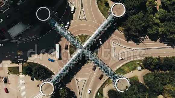 空中交通视野环形交叉路口繁忙交通的时间流逝上面有漂亮的建筑行人交叉路口视频的预览图