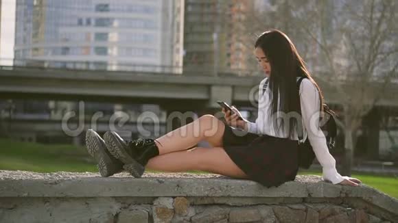 中国可爱的女孩在手机上聊天女性可能会点头视频的预览图