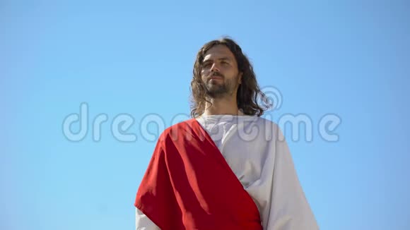 耶稣举起双手向天空祈祷复活和提升基督视频的预览图