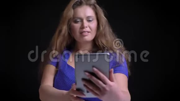 一位中年白种人黑发女性的特写镜头她在电话上打了个视频兴高采烈地交谈着视频的预览图