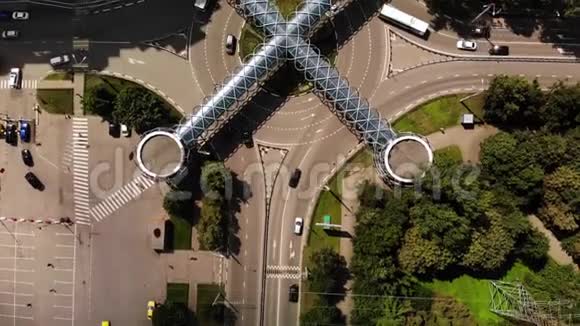 从空中俯视环形交叉路口的交通在交叉路口上方有漂亮的建筑人行横道视频的预览图
