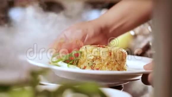 在餐厅用鸡蛋炒米饭视频的预览图