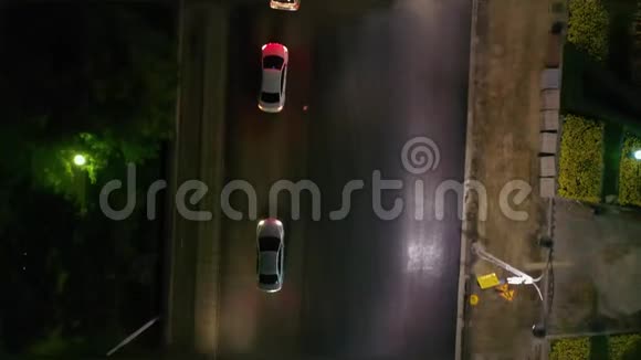 道路工作街道修复夜间用履带式机械铺设沥青的空中景观视频的预览图