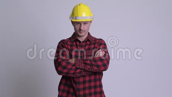 英俊的大胡子建筑工人两臂举着视频的预览图