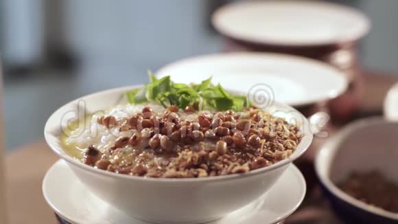大米粥配黄豆和杂碎视频的预览图