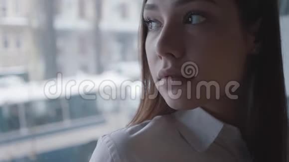 一个美丽的女人在窗户里思考和看着喝咖啡的特写很漂亮的女人享受着视频的预览图