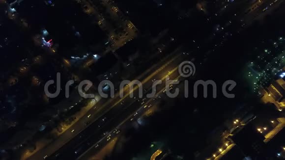 夜间公路交通的空中视频拍摄视频的预览图