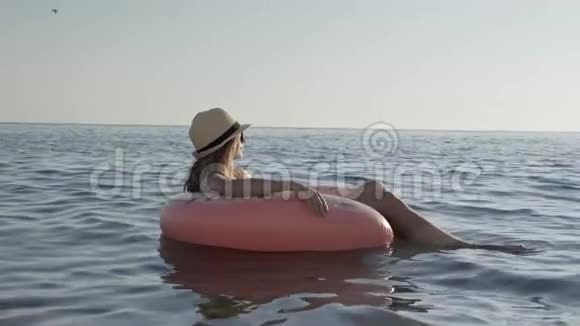 暑假在海上放松的年轻女子视频的预览图