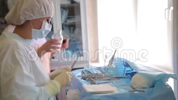 两名女医生为外科手术做准备4K视频的预览图