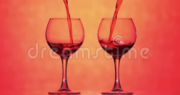 玫瑰酒红酒倒在两个酒杯背景的酒杯里视频的预览图