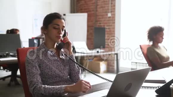 年轻的印度女商人在办公室打电话咨询客户视频的预览图