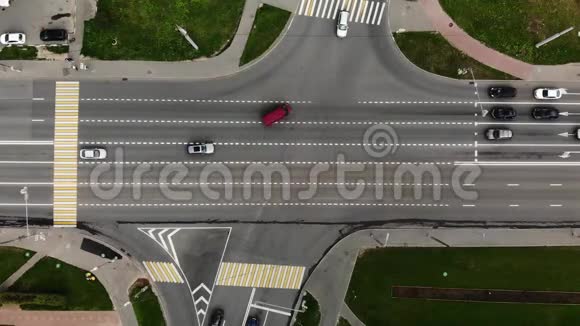 汽车在城市道路交叉口的时间间隔鸟瞰图小镇的十字路口视频的预览图