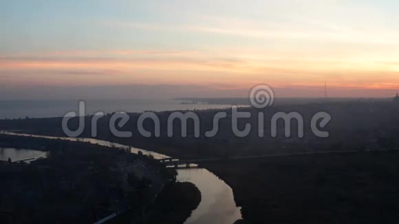 晚上河和海Mariupol市建筑物剪影视频的预览图