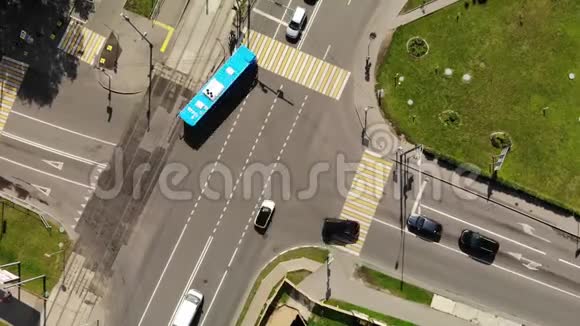 汽车在城市道路交叉口的时间间隔鸟瞰图小镇十字路口视频的预览图