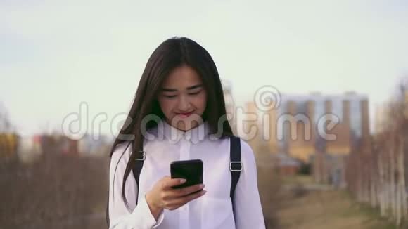 不伦内特的韩国女孩在聊天和微笑关门很好很棒的慢动作视频的预览图
