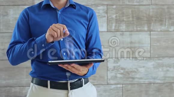 人用全息图和文字商务仪表板视频的预览图