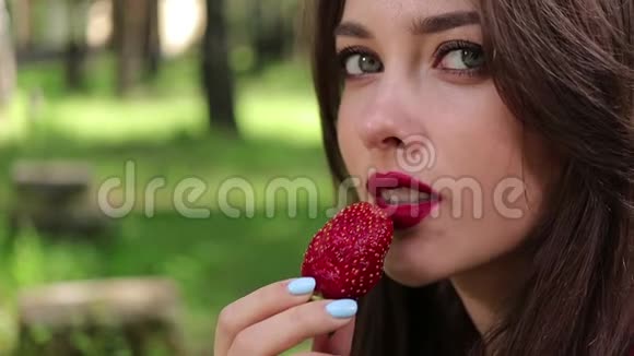 漂亮的女人诱人地吃草莓视频的预览图