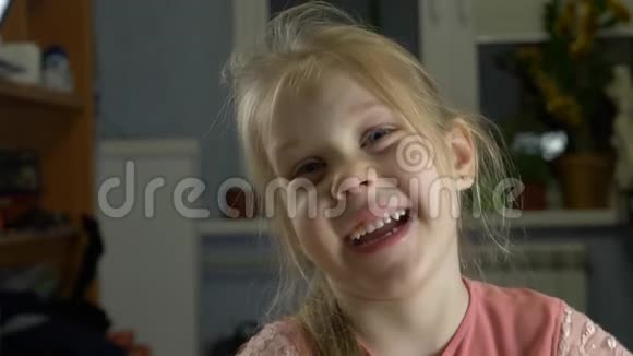 金发微笑的小孩子视频的预览图
