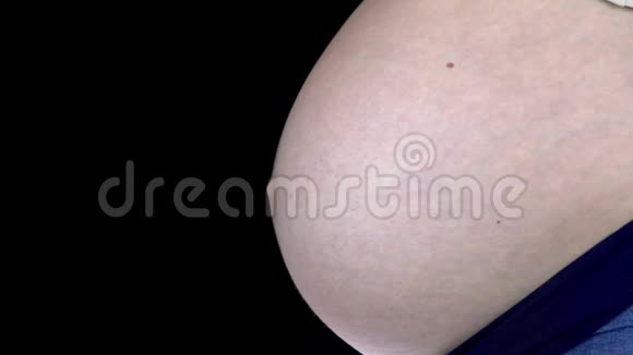 医生测量孕妇的腹部大小在医生检查时肚子大的年轻女子视频的预览图