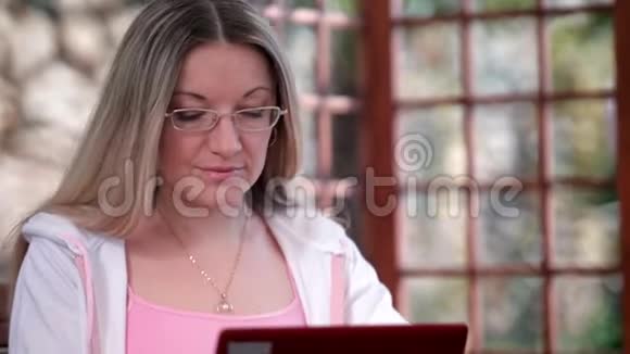 女人在网上教书视频的预览图