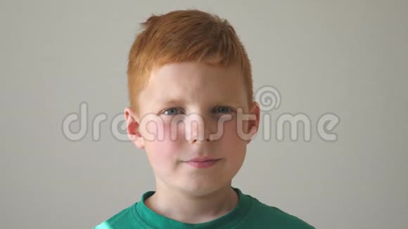 有雀斑的快乐红发男孩的肖像可爱的宝宝睁大眼睛看着镜头在室内大笑视频的预览图