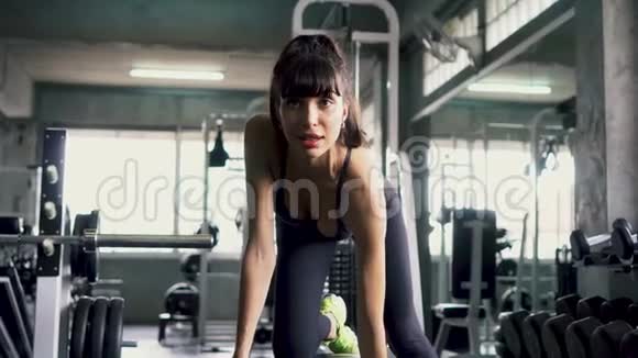健身妇女在健身房做哑铃排操视频的预览图