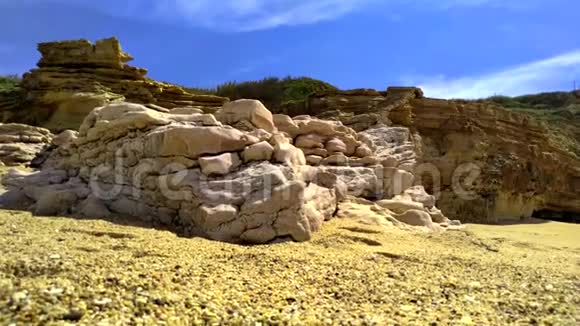葡萄牙拿撒勒海滩上的悬崖和岩层特写镜头视频的预览图