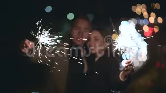 年轻一对相爱的夫妇手里拿着火花视频的预览图