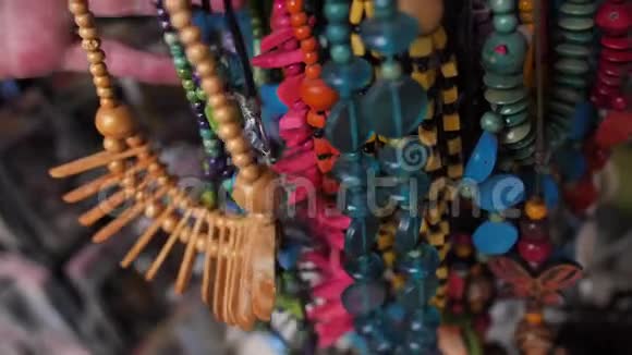 许多不同颜色的珠子在户外集市上出售视频的预览图