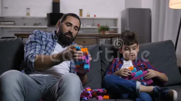 无忧无虑的爸爸和儿子玩积木视频的预览图