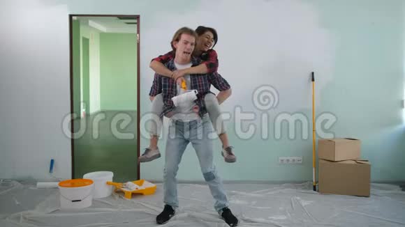 淘气的一对夫妇装修房子的内部视频的预览图