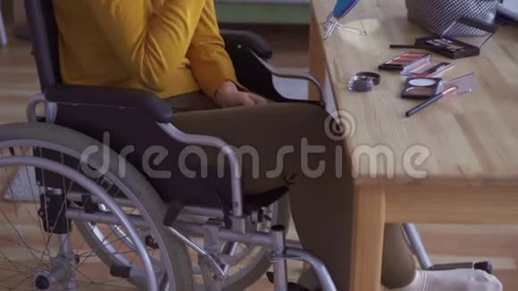 坐在轮椅上的残疾少女正在约会视频的预览图