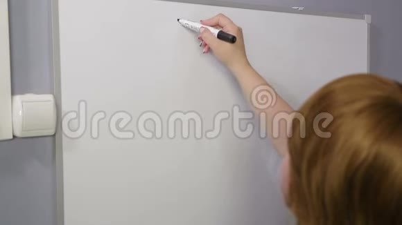 一个女人背着她站在白板上画货币符号视频的预览图