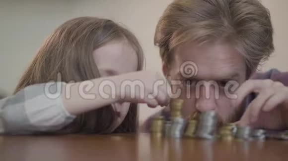 一个留胡子的男人坐在厨房的桌子旁女儿在数钱小胡子视频的预览图