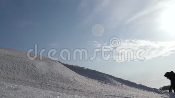 在阿拉斯加游客们手牵着手爬雪山冬季旅游协同登山视频的预览图