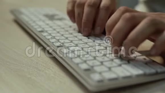 办公室里一位年轻的商人用无线键盘特写打字视频的预览图