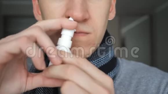 没有脸的人把药溅到鼻子里鼻腔喷雾剂特写视频的预览图