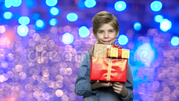 快乐的孩子拿着圣诞礼物盒视频的预览图