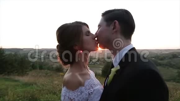 快乐的恋人在日落时接吻视频的预览图