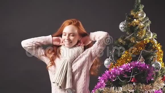 红发女孩在圣诞晚会上跳舞的工作室肖像视频的预览图