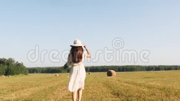 草场上戴草帽卖花的女人视频的预览图