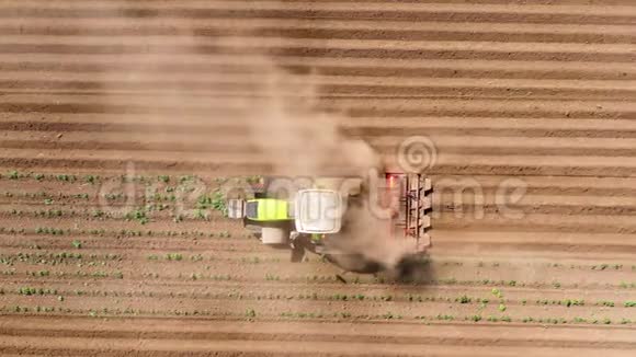 田间土壤加工用农业机械拖拉机耕土顶景视频的预览图